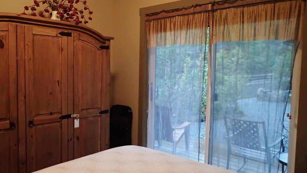 Wild Coast Chalets Port Renfrew Room photo