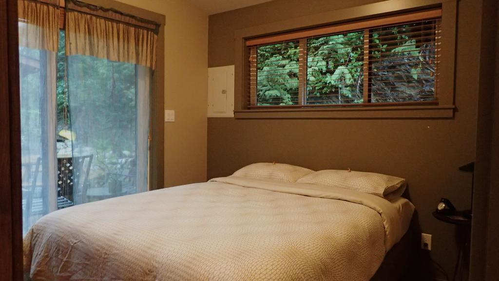 Wild Coast Chalets Port Renfrew Room photo