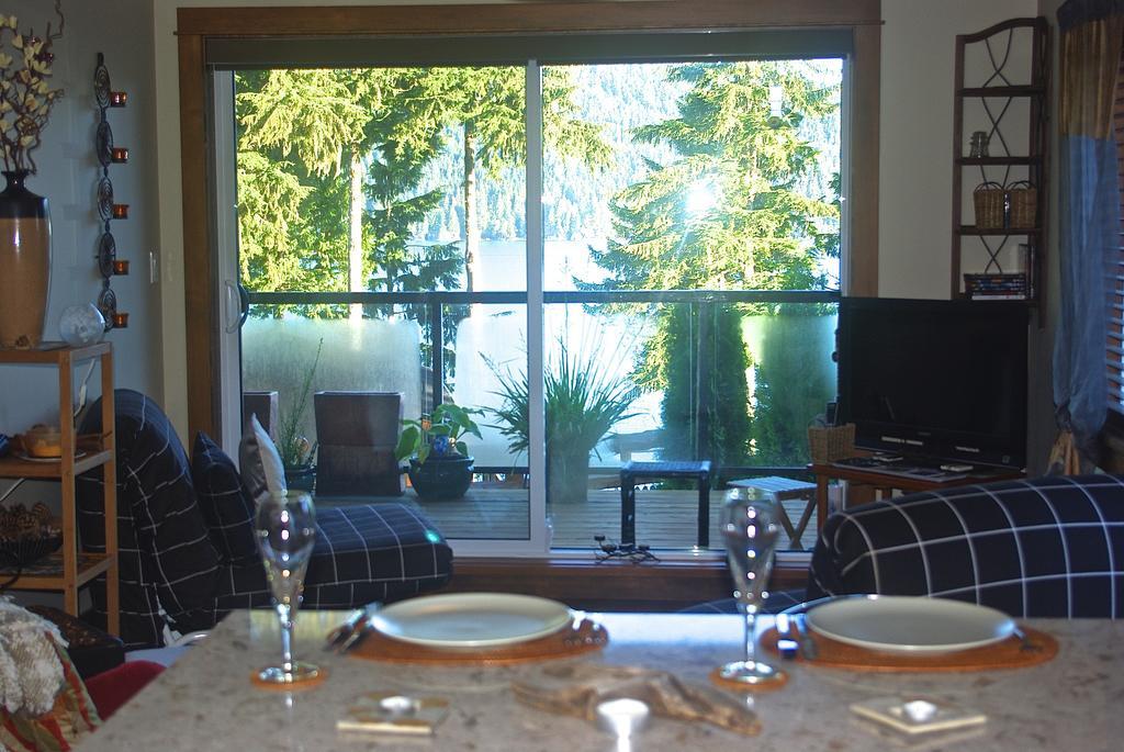 Wild Coast Chalets Port Renfrew Room photo