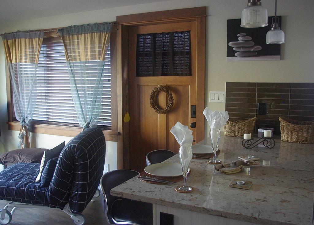 Wild Coast Chalets Port Renfrew Room photo